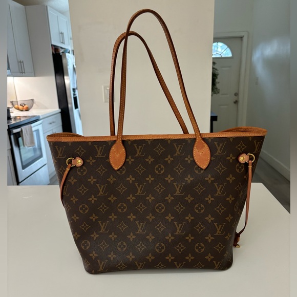 Louis Vuttion Neverfull MM - Picture 3 of 13